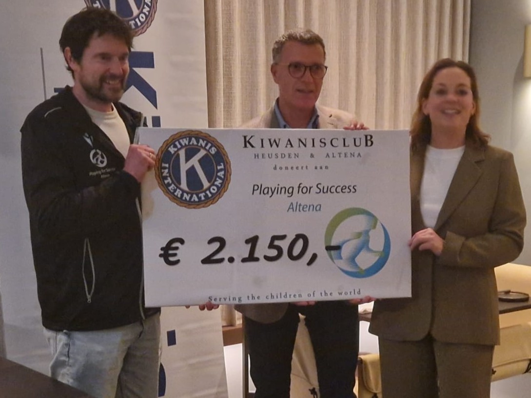 Cheque voor Playing for Succes Altena.